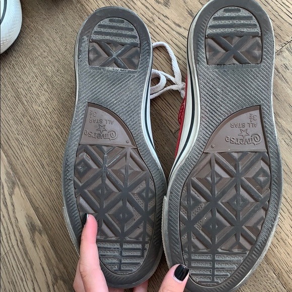 Red converse - Picture 2 of 2